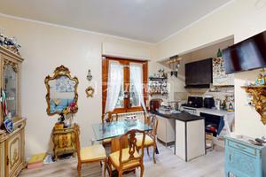 TRILOCALE SU 2 LIVELLI CON BOX AUTO E AMPIO GIARDI