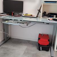 Scrivania con ripiano in vetro