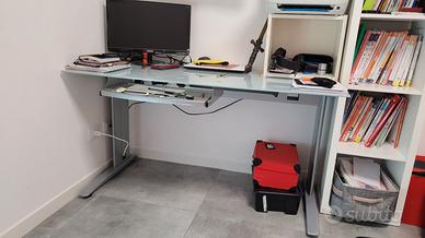 Scrivania con ripiano in vetro