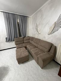 Divano angolare con pouf