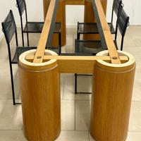 Tavolo in legno con vetro molato e sedie