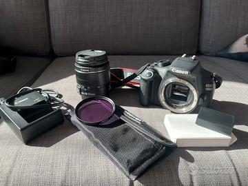 Canon EOS 1200D con obiettivo 18-55 mm + accessori