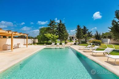 3 app.ti in villa con piscina