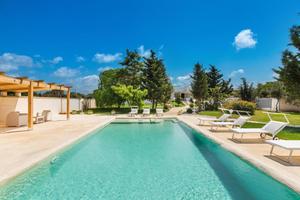 3 app.ti in villa con piscina