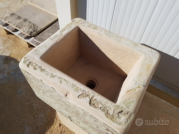 Piccolo Lavabo Lavamani Anticato in Pietra Leccese