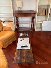 Scrittoio in legno con piano apribile e cassetto