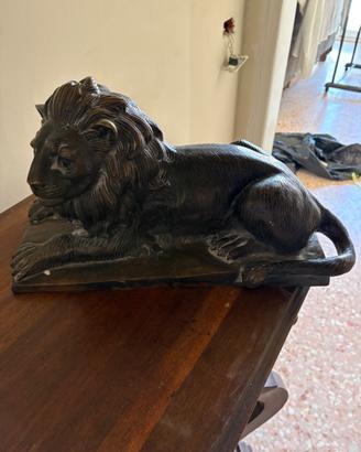 Leoni in bronzo