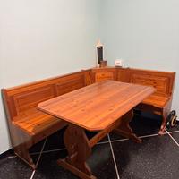 Tavolo cucina in legno +panche angolari valdostane