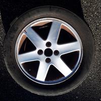 Gomme con cerchi in lega da 15 pollici