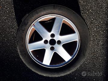 Gomme con cerchi in lega da 15 pollici