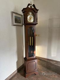 Orologio a pendolo a colonna in legno – a carica,