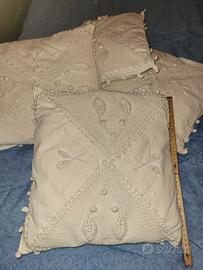 Set di 5 cuscini finemente ricamati