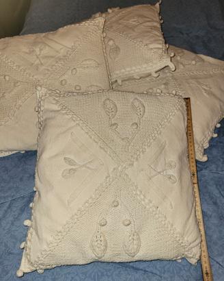 Set di 5 cuscini finemente ricamati
