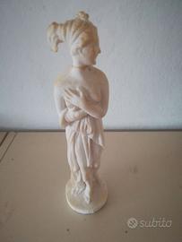 statuina in jesmonite bianca altezza cm 25