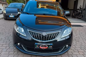 Lancia Ypsilon 1.0 FireFly 5 porte S&S Hybrid Albe