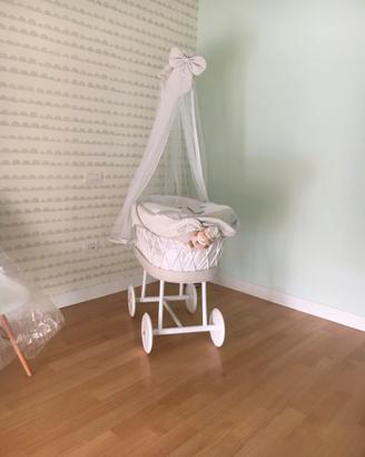 Culla in vimini bianca