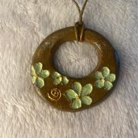 Collana marrone con fiori verdi in argilla