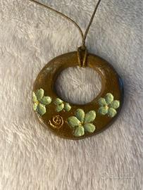 Collana marrone con fiori verdi in argilla