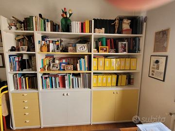 Libreria laccata bianca e gialla