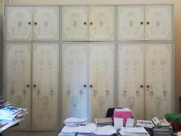 Armadio quattrostagioni laccato e dipinto a mano