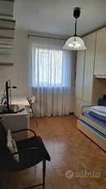 Stanza singola arredata