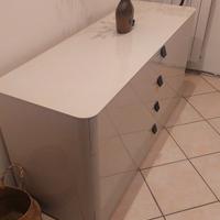 Cassettiera e specchio