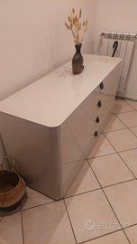 Cassettiera e specchio