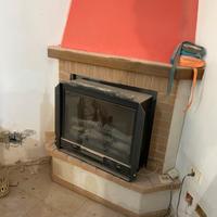 Camino elettrico ad angolo effetto mattoni