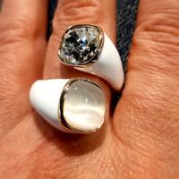 Anello  molto elegante color oro e bianco regolabi