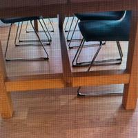 Esstisch aus Holz mit Stühlen aus Stoff