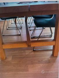 Esstisch aus Holz mit Stühlen aus Stoff