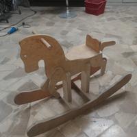 cavallo a dondolo 
