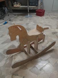 cavallo a dondolo 