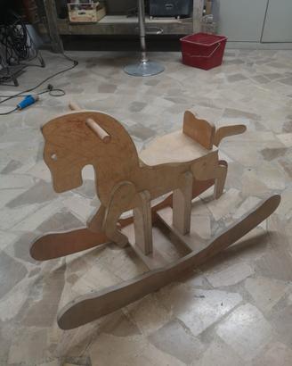 cavallo a dondolo 