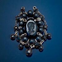Gioiello con cammeo antico montato su argento