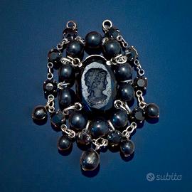 Gioiello con cammeo antico montato su argento
