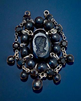 Gioiello con cammeo antico montato su argento