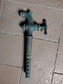 antico rubinetto in ottone, da botte
