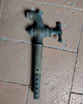 antico rubinetto in ottone, da botte