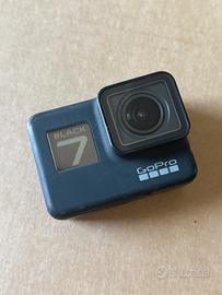 GoPro 7 Black - 2 batterie e vari accessori