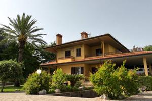 Villa di 300 m² con più di 5 locali e box auto dop