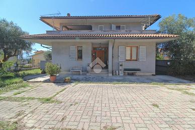 VILLA SINGOLA A MOSCIANO SANT'ANGELO