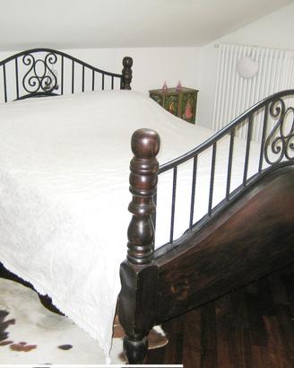 Letto orientale in legno