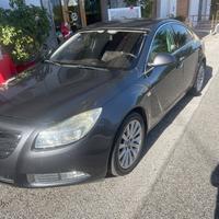 Opel Insignia entra e leggi