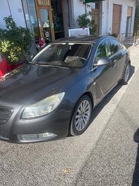 Opel Insignia entra e leggi
