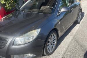 Opel Insignia entra e leggi