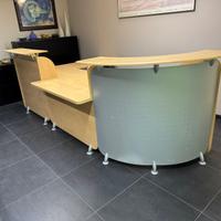 Bancone reception con scrivania a due posti.