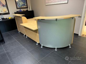 Bancone reception con scrivania a due posti.
