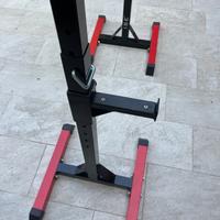 Squat rack con pesi.