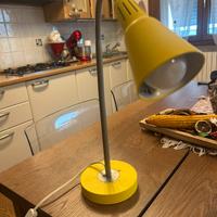 Lampada gialla con spina